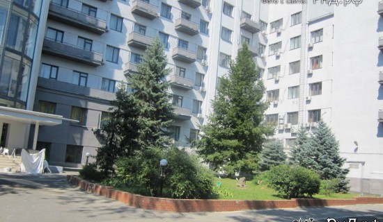 Вид на гостиницу Ростов со стороны сквера